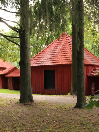 Vanhan hautausmaan aita yhenäisellä tiilisellä harjakatolla matalammassa osassa ja välillä hieman korkeampana neliönä sisäänkäynnillä ja tornimaisena kattona.