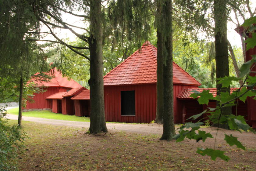 Vanhan hautausmaan aita yhenäisellä tiilisellä harjakatolla matalammassa osassa ja välillä hieman korkeampana neliönä sisäänkäynnillä ja tornimaisena kattona.