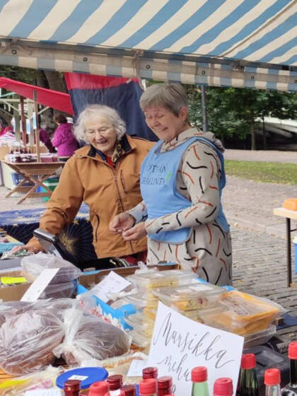 Torimyyjiä myymässä telttakatoksessa.