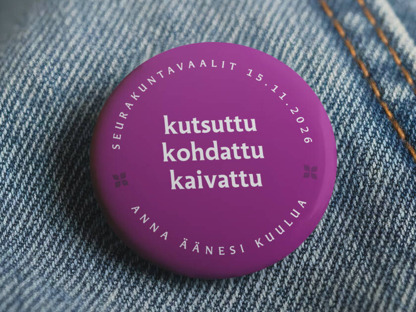 Rintanappi, jossa infoa seurakuntavaaleista farkkutakkiin kiinnitettynä.