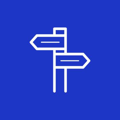 Ääriviivoin piirretty kaksi suuntaviittaan ilman tekstiä näyttävät vastakkaisiin suuntiin.