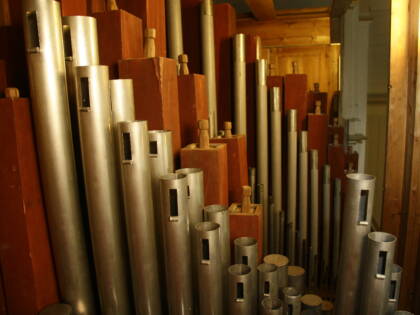 Urkujen sisältä paljastuvat erilaiset puu- ja metallipillit.
