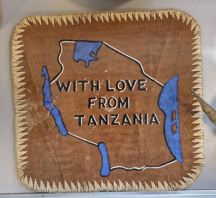 Nahkapalaan piirretty Tansanian kartta järvineen ja teksti "with love from Tansania".