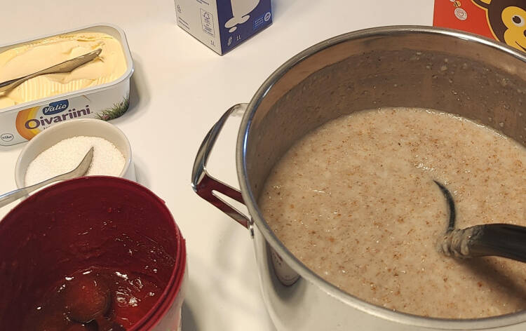 Aamupuuroa ja leipää katettuna pöytään.