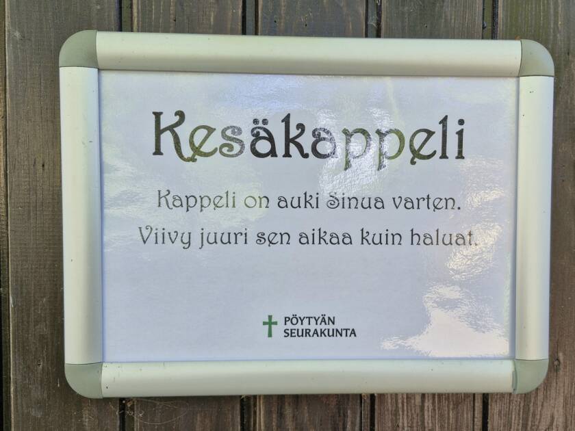 Kesäkappelin ovikyltti.