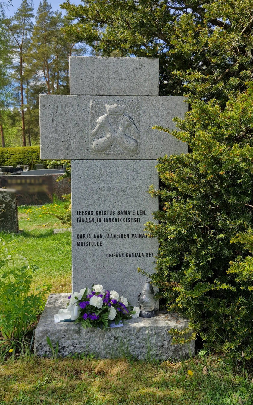 Kiviristi, ristin juurella kukkia.