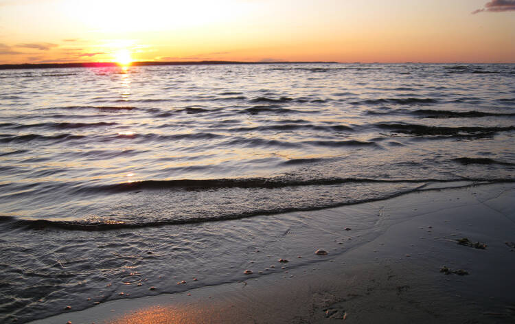 Auringonlasku järvellä.