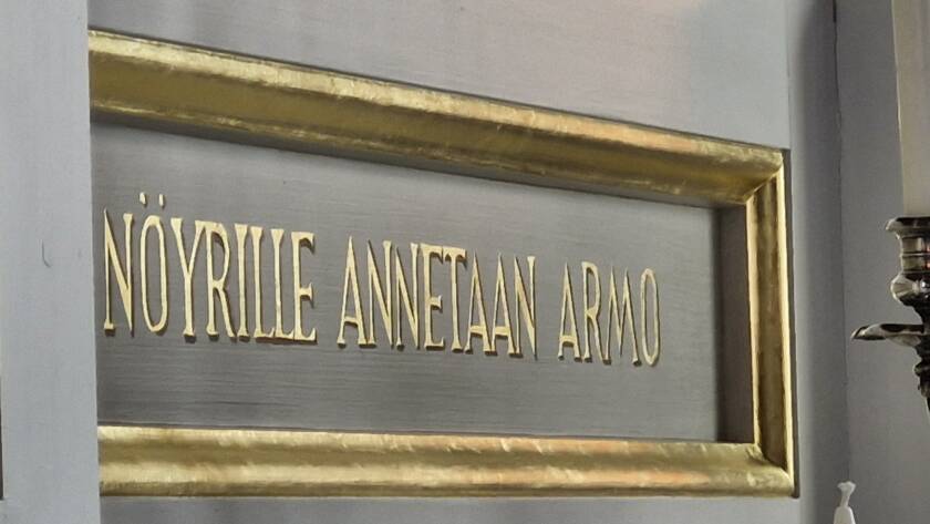 Alttaritaulun alla teksti "Nöyrille annetaan armo".