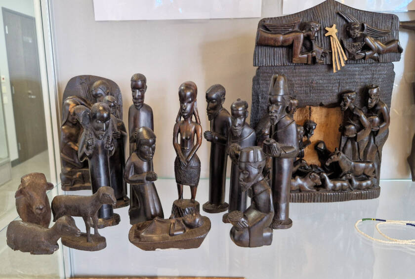 Tansanialaisesta puusta veistettyjä patsaita, joiden aiheena Jeesus syntynyt talliin ja tietäjät tuomassa lahjojaan.