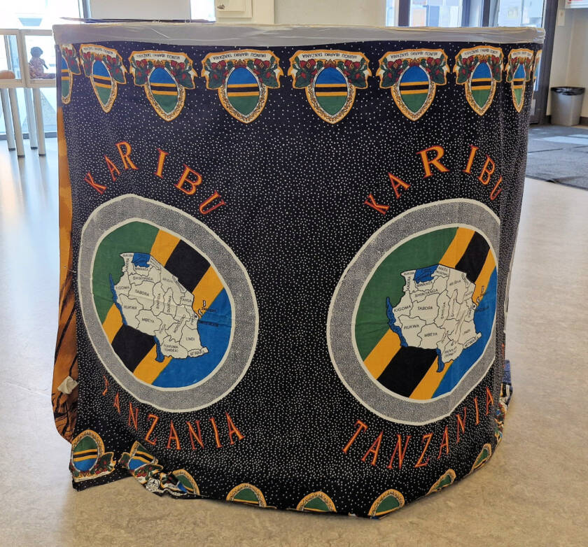 Tansanialainen kangas, jossa maan kartta ja lipun värit.