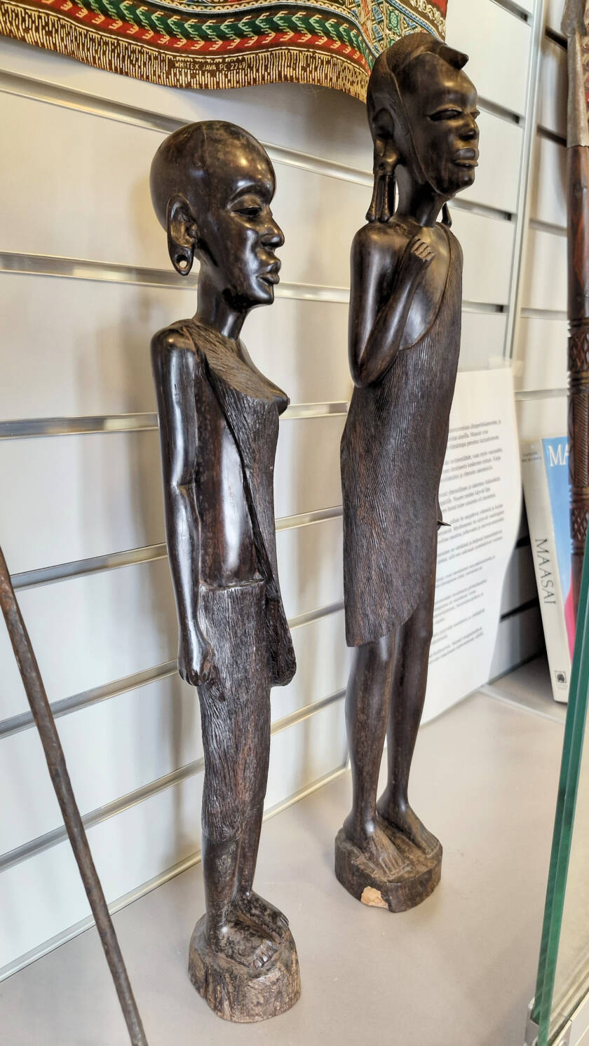 Tansanialaisesta puusta veistetty kaksi maasaipatsasta.