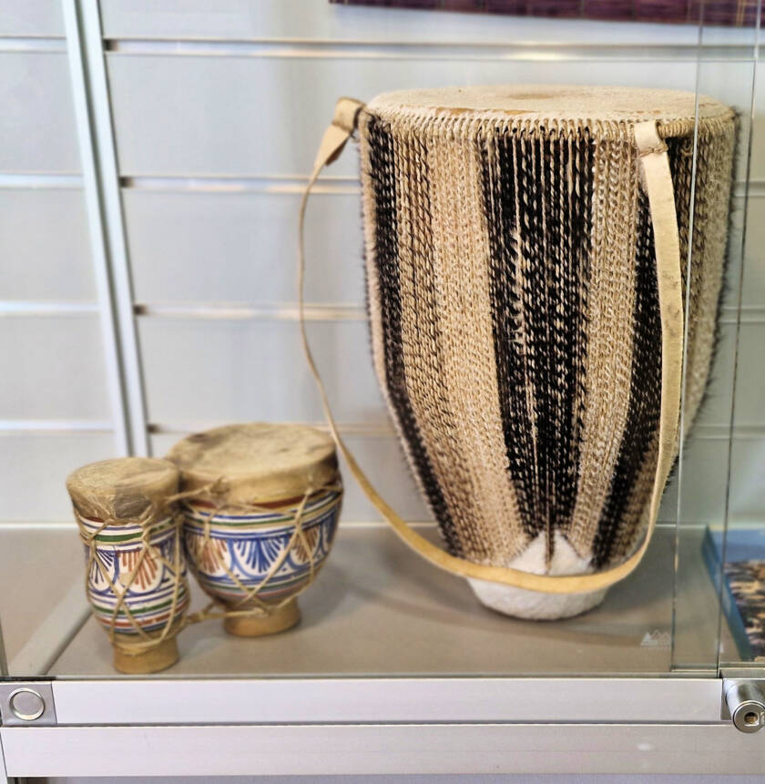Kolme erikokoista tansanialaista rumpua.