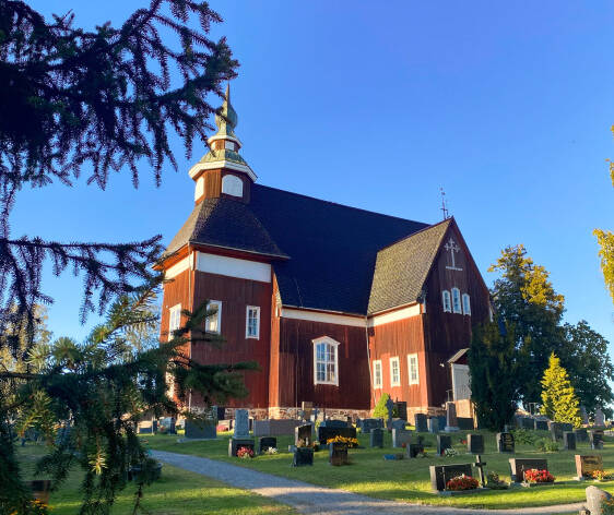Puukirkko kesällä.