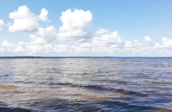 Järvi ja taivas, jolla valkoisia pilviä
