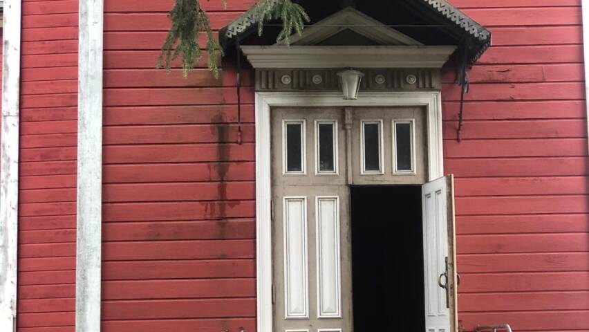 Puukirkon pääovi avoinna.