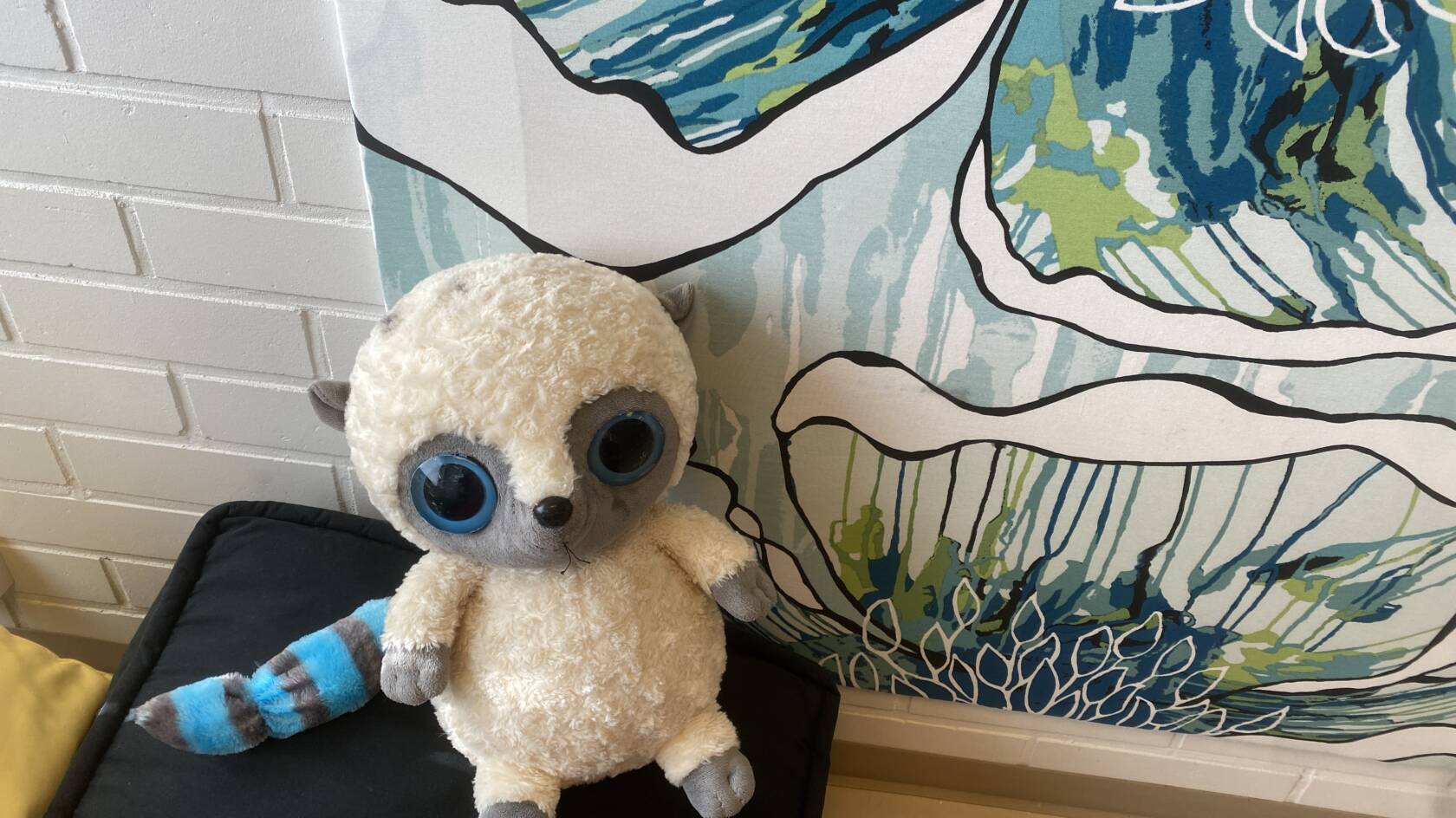 Nalle tyynyllä.