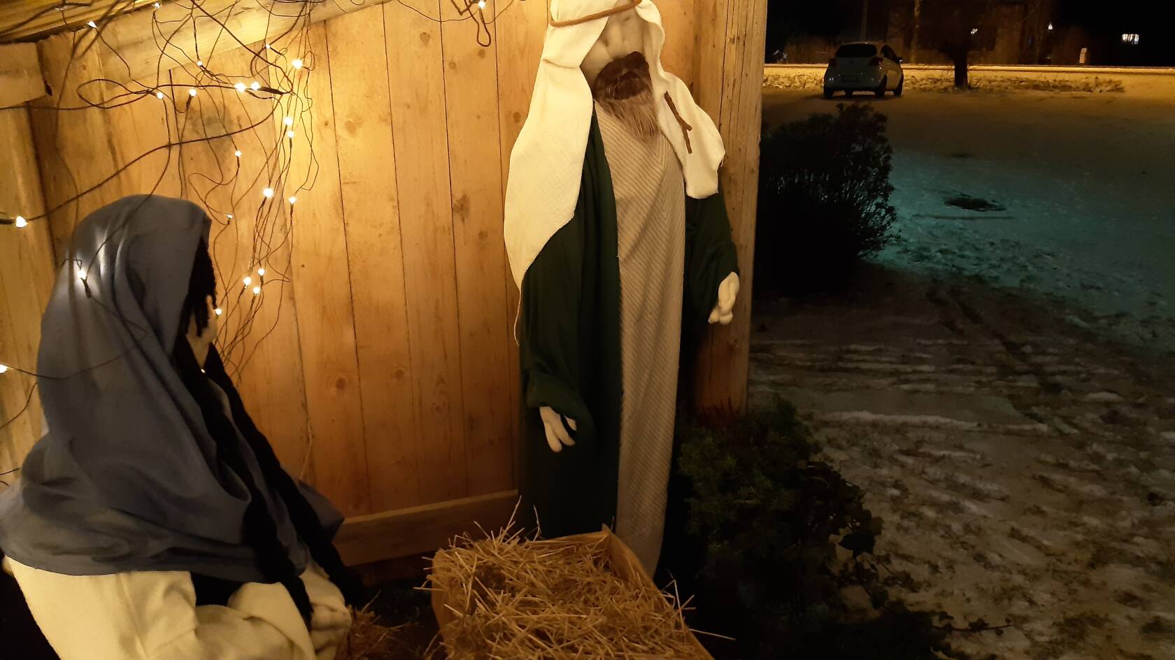Seimiasetelma kynttilän loisteessa.