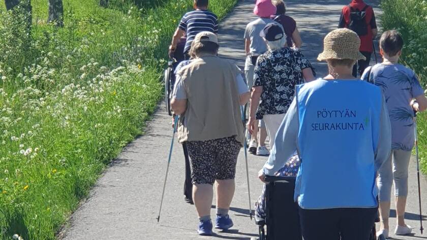Ihmisiä kävelyllä