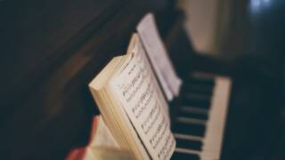 Piano ja virsikirja.