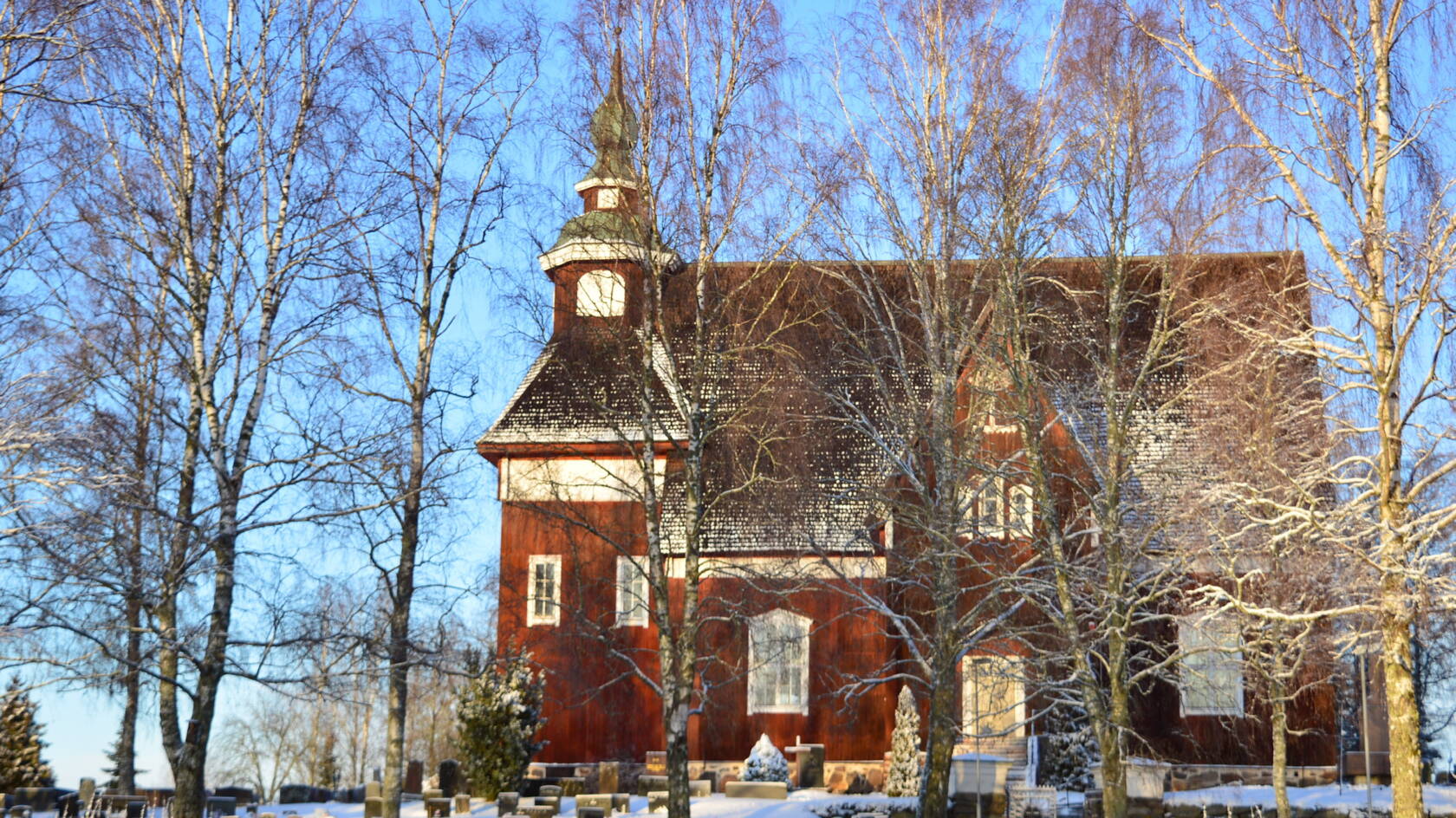 Yläneen kirkko syksyllä.