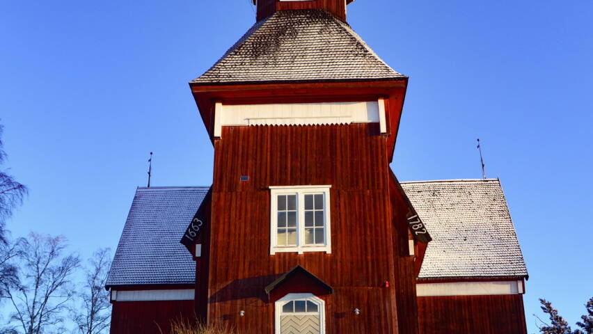 Yläneen kirkon kuva pääovelta.